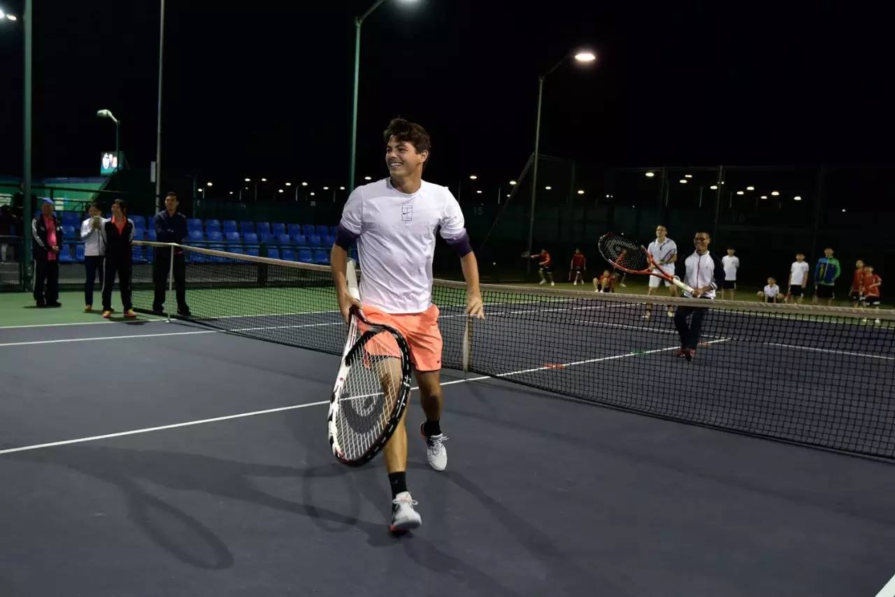 在两翼传球 在两翼传球